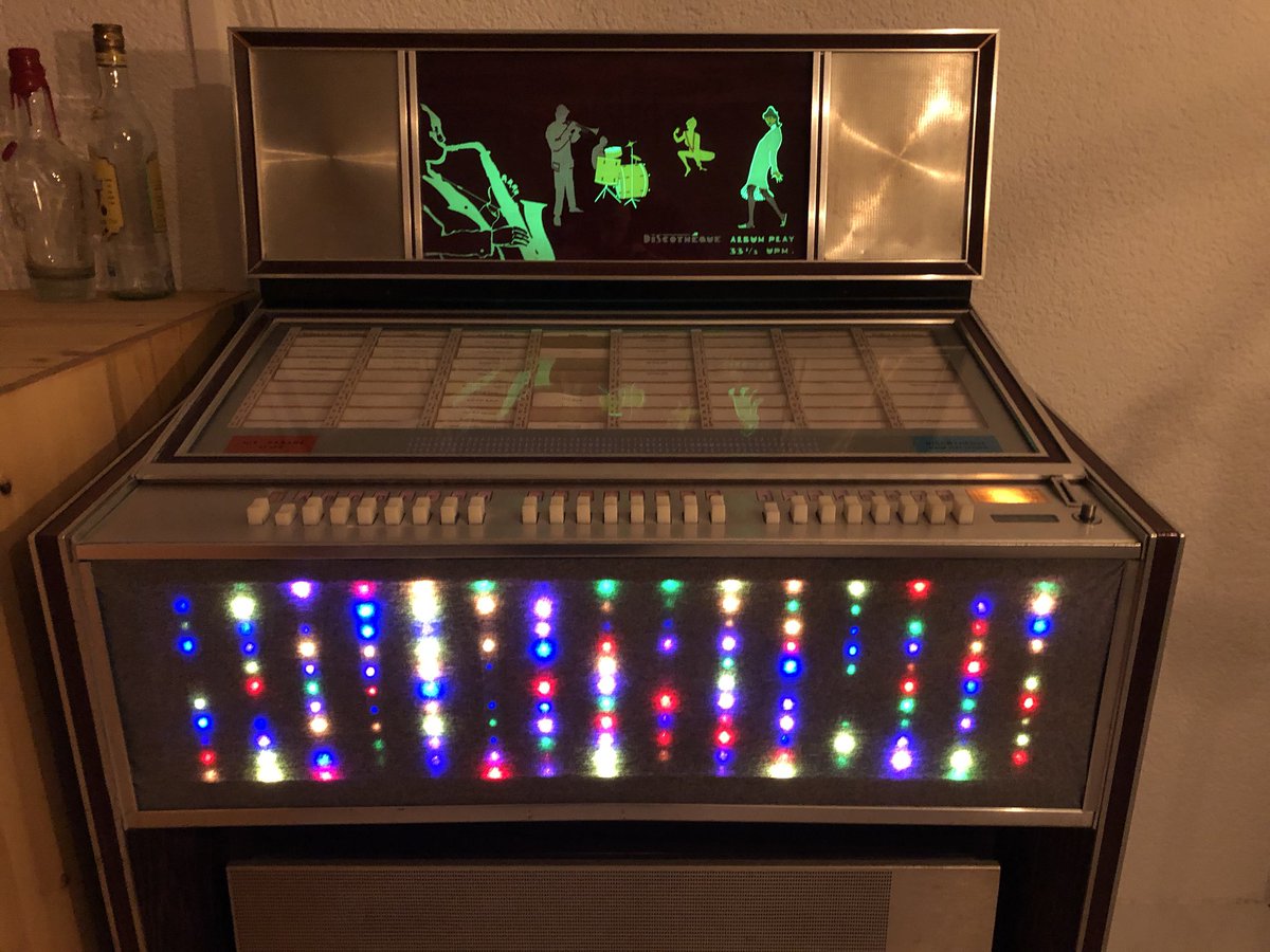 Foto von der Front der Jukebox mit Fokus auf die LEDs hinter der Stoff-Bespannung