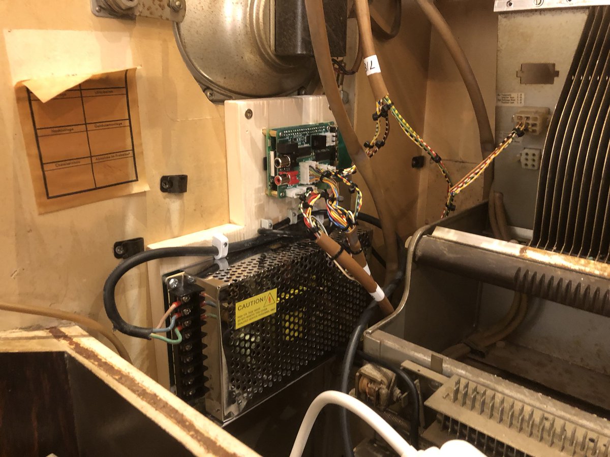 Foto vom 5V 30A Betzteil und dem montierten Jukebox-Pi im Jukebox-Gehäuse